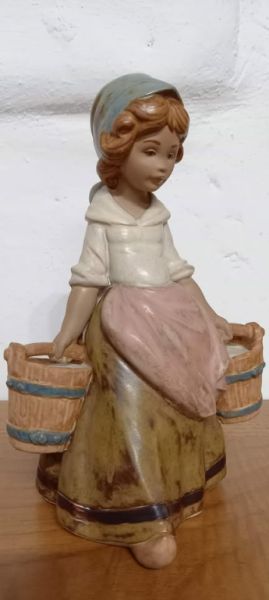 Lladro niña con dos cubos