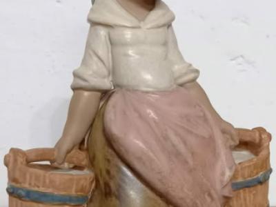 Lladro niña con dos cubos