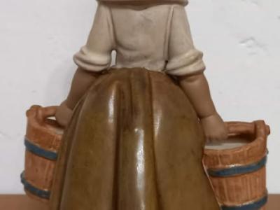 Lladro niña con dos cubos