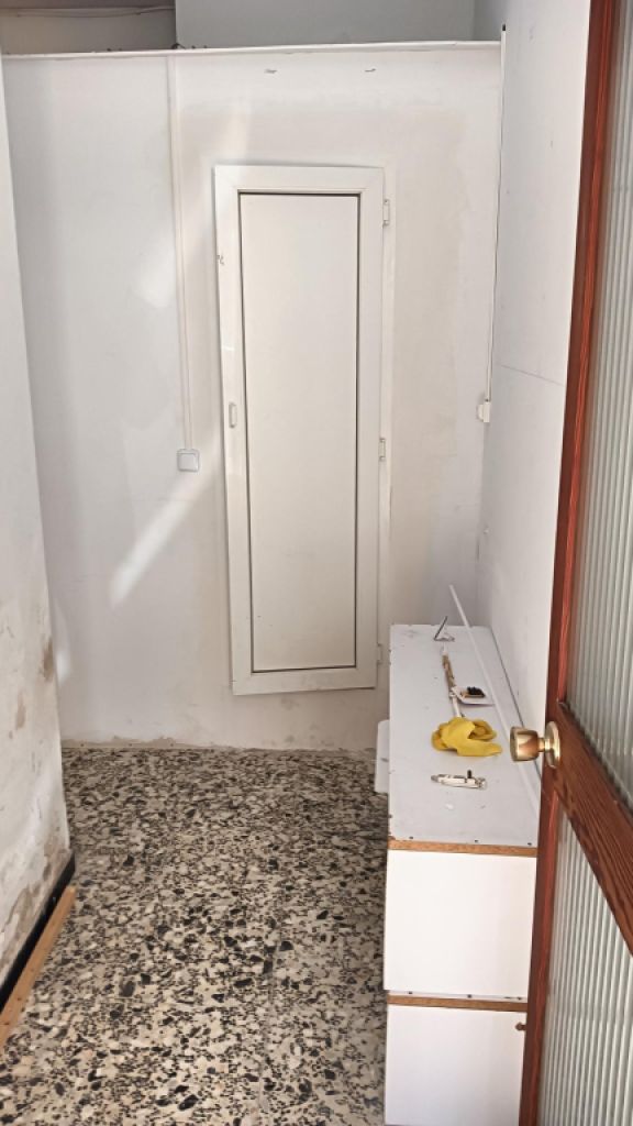 Local cerca del centro de Felantix --- L 27 CM