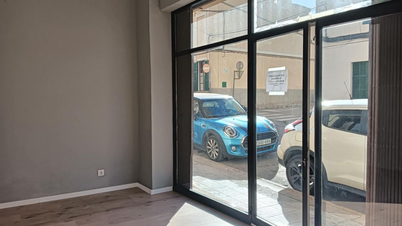 Local cerca del centro de Felantix --- L 27 CM