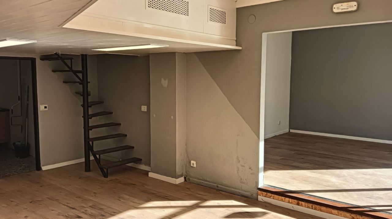 Local cerca del centro de Felantix --- L 27 CM