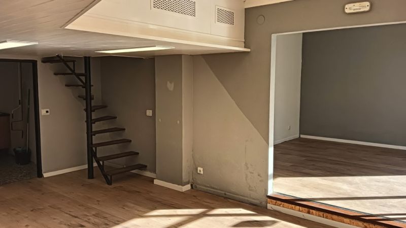 Local cerca del centro de Felantix --- L 27 CM