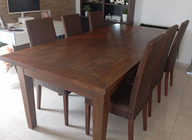 Mesa de madera maciza con 6 sillas