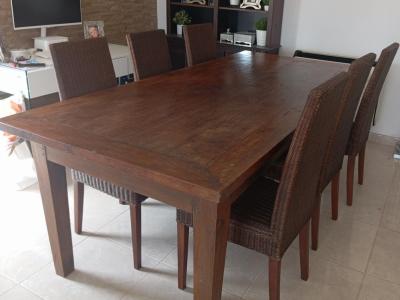 Mesa de madera maciza con 6 sillas