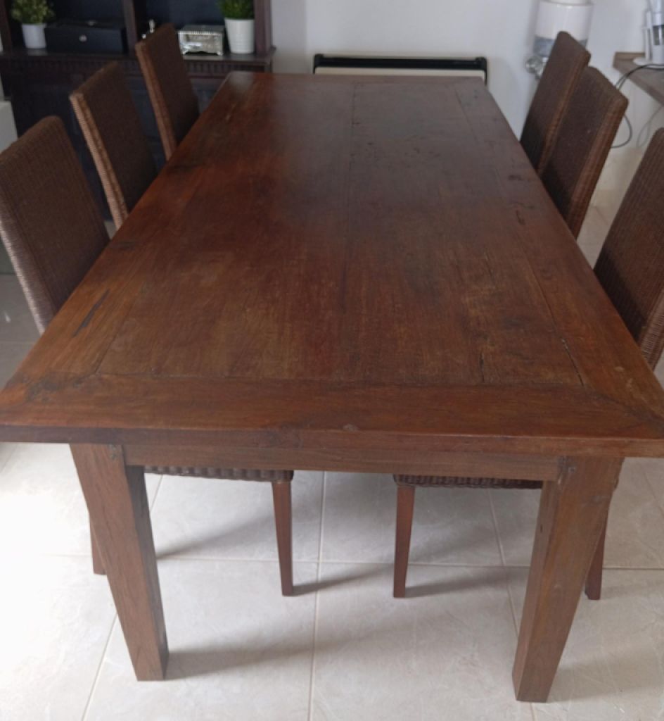 Mesa de madera maciza con 6 sillas