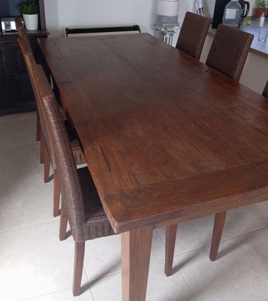 Mesa de madera maciza con 6 sillas