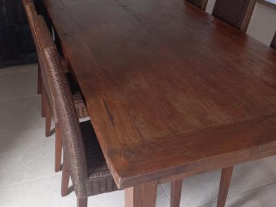 Mesa de madera maciza con 6 sillas