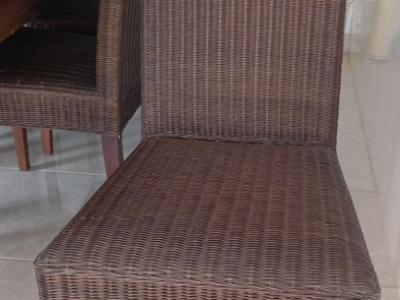 Mesa de madera maciza con 6 sillas