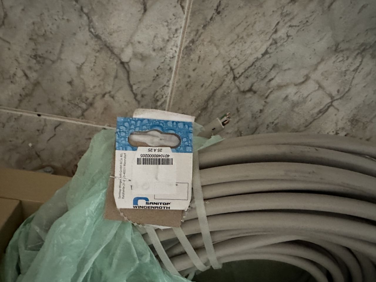 cable de potencia multicore. Más concretamente: un cable de instalación de 5 conductores (cable trifásico)