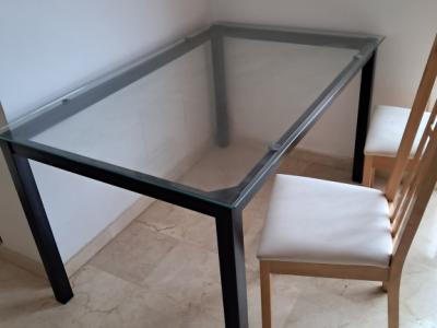 Mesa de metal con sobre de cristal