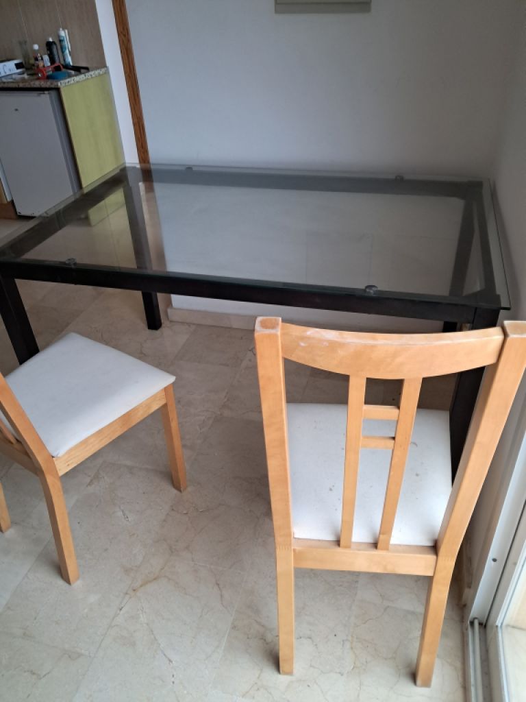 Mesa de metal con sobre de cristal