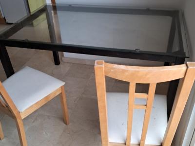 Mesa de metal con sobre de cristal