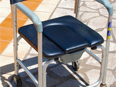 Asiento de inodoro móvil | Ruedas | Reposabrazos | Aluminio | Negro |