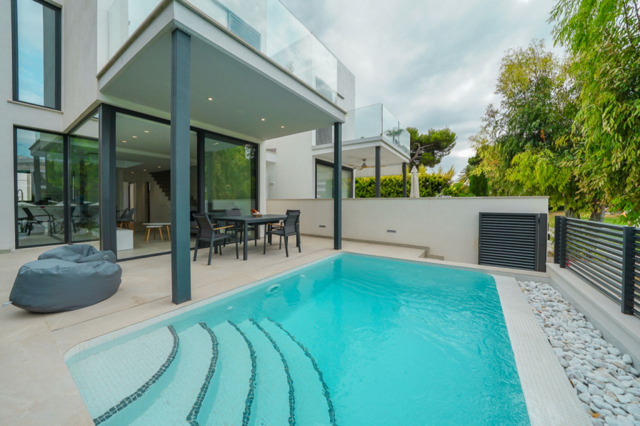 Moderne Doppelhaushälfte in zweiter Linie Puerto Alcudia