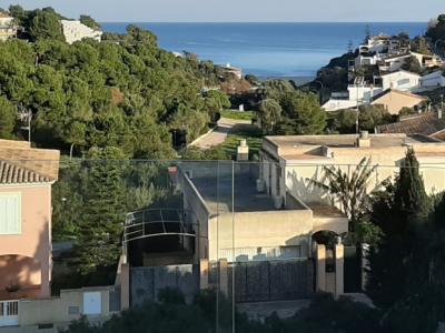 Adosado moderno con piscina privada y vistas al mar en Cala Mandia