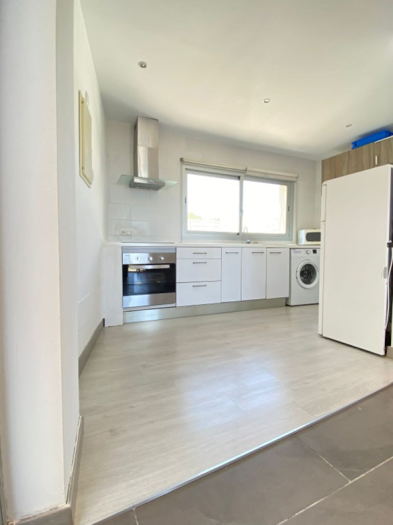 Adosado moderno con piscina privada y vistas al mar en Cala Mandia