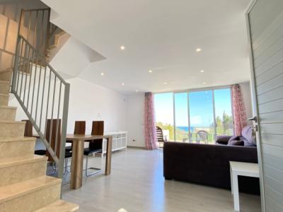 Adosado moderno con piscina privada y vistas al mar en Cala Mandia