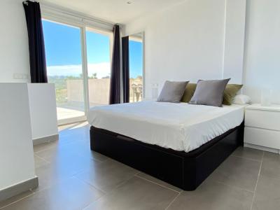 Adosado moderno con piscina privada y vistas al mar en Cala Mandia