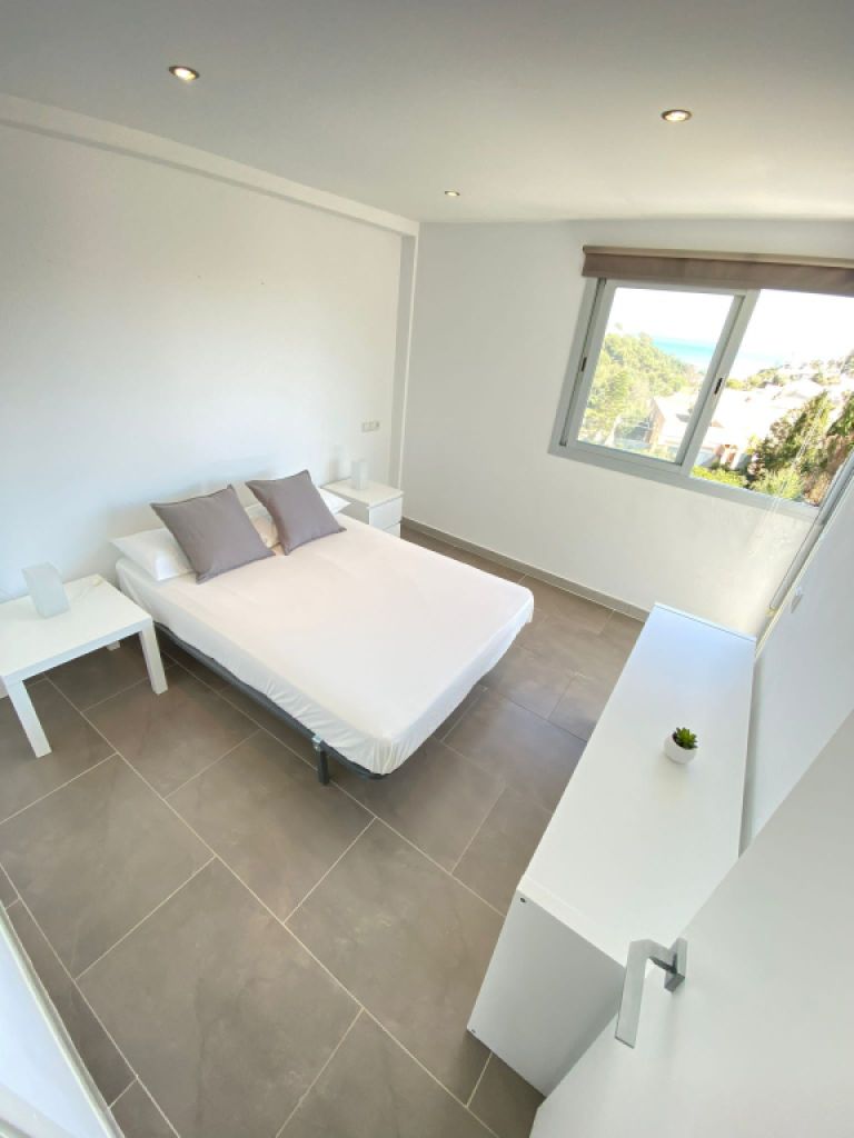 Adosado moderno con piscina privada y vistas al mar en Cala Mandia