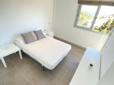 Adosado moderno con piscina privada y vistas al mar en Cala Mandia