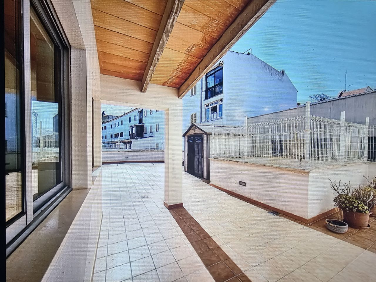 Moderne, grosse Wohnung mit XXL Terrasse-teilüberdacht am Rande vo