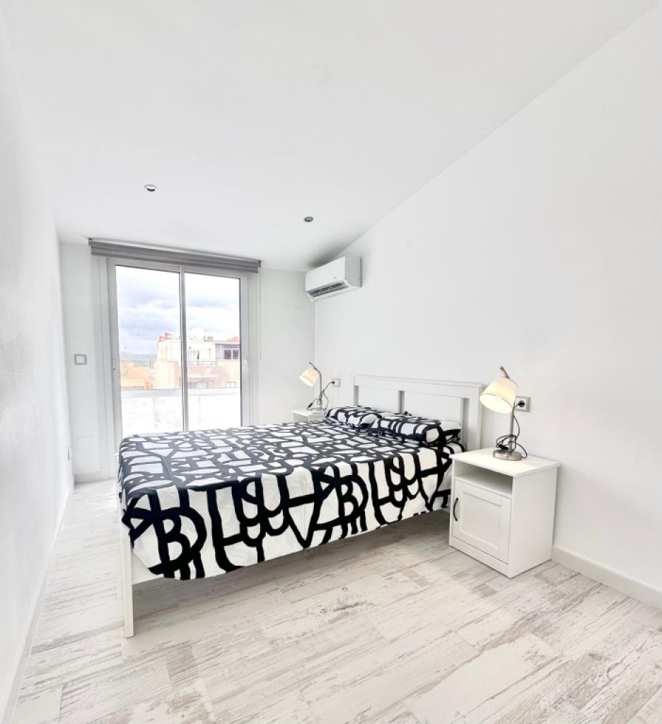 Moderne helle Dachgeschosswohnung in S´Illot