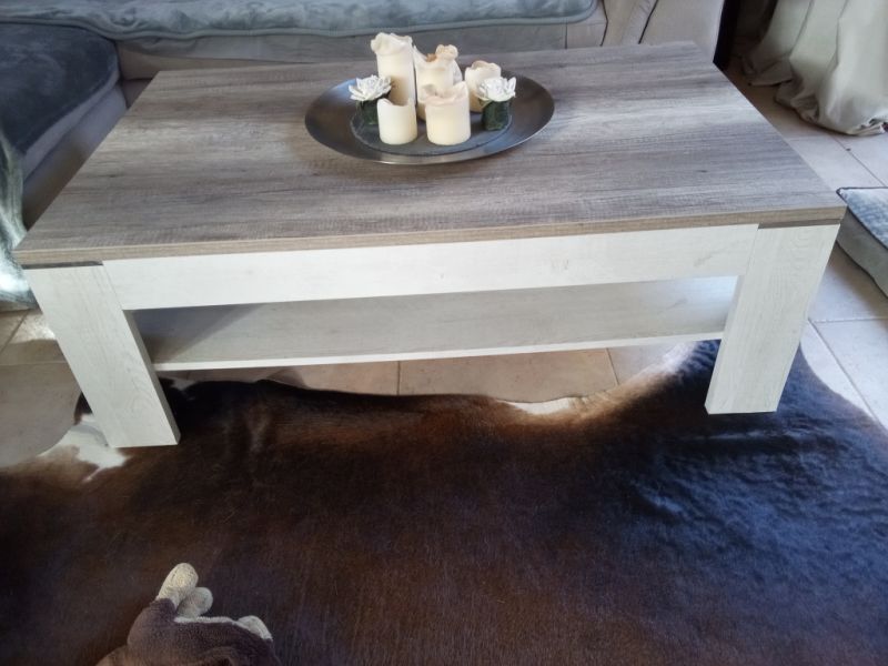 Mesa de centro moderna, casi nueva, en venta...