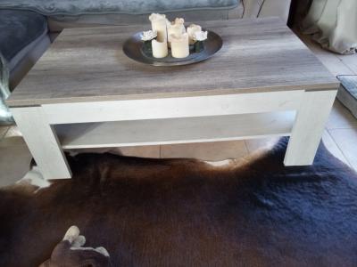 Mesa de centro moderna, casi nueva, en venta...