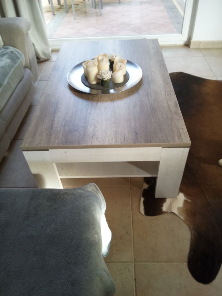 Mesa de centro moderna, casi nueva, en venta...