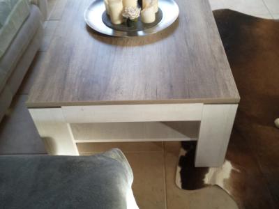 Mesa de centro moderna, casi nueva, en venta...