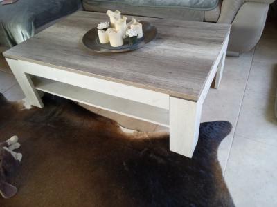 Mesa de centro moderna, casi nueva, en venta...