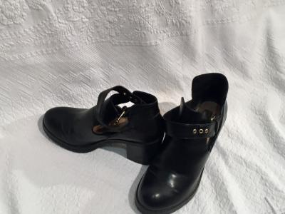 Modisches Kleiderpack ca. 150 Teile, Groesse M/L/XL/XXL, witziger Modeschmuck, Schuhe, Taschen,