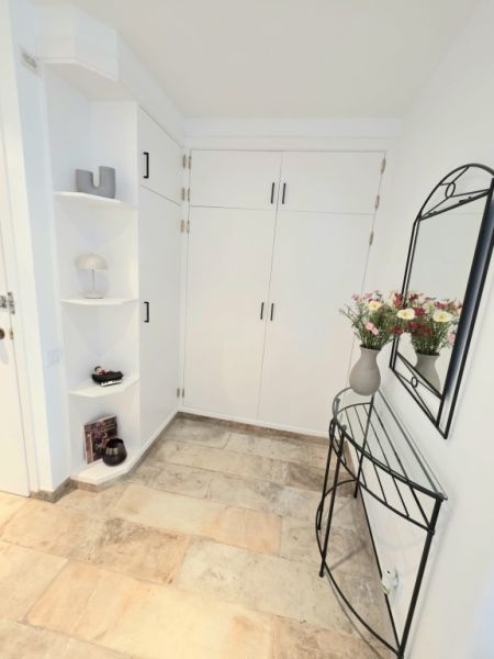 Piso amueblado con vistas al mar disponible de inmediato.