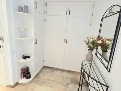 Piso amueblado con vistas al mar disponible de inmediato.