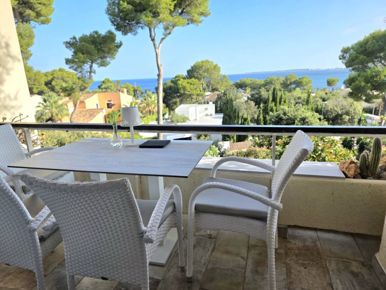 Piso amueblado con vistas al mar disponible de inmediato.