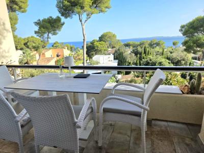 Piso amueblado con vistas al mar disponible de inmediato.