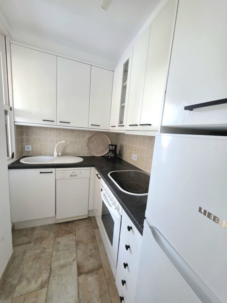 Piso amueblado con vistas al mar disponible de inmediato.