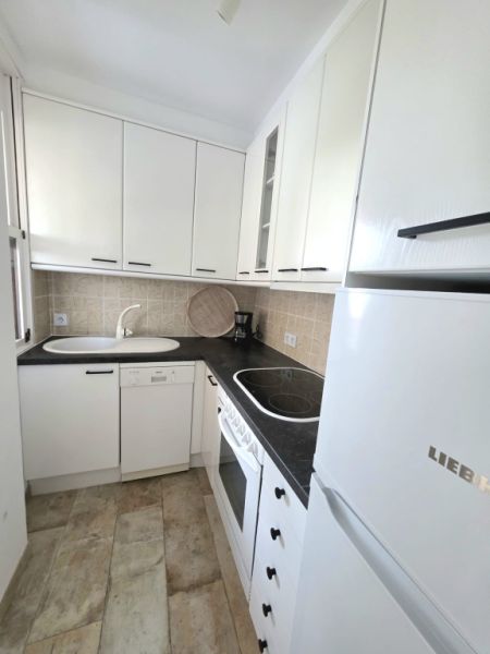 Piso amueblado con vistas al mar disponible de inmediato.