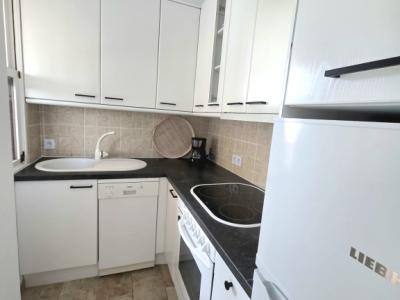 Piso amueblado con vistas al mar disponible de inmediato.