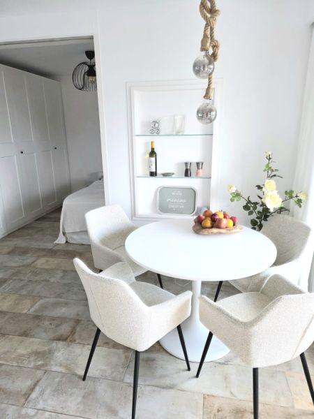 Piso amueblado con vistas al mar disponible de inmediato.