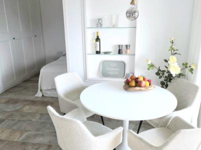 Piso amueblado con vistas al mar disponible de inmediato.