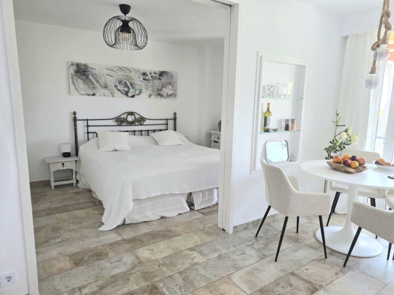 Piso amueblado con vistas al mar disponible de inmediato.