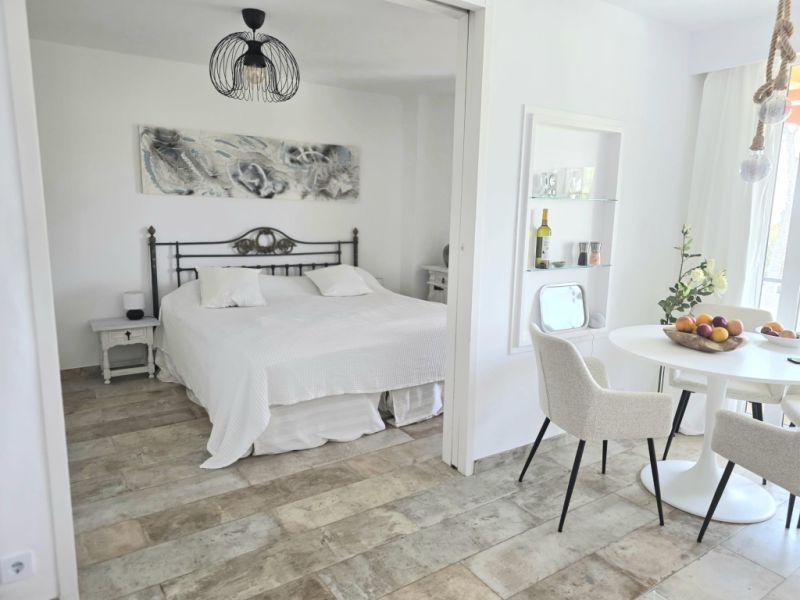 Piso amueblado con vistas al mar disponible de inmediato.