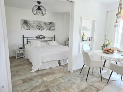 Piso amueblado con vistas al mar disponible de inmediato.