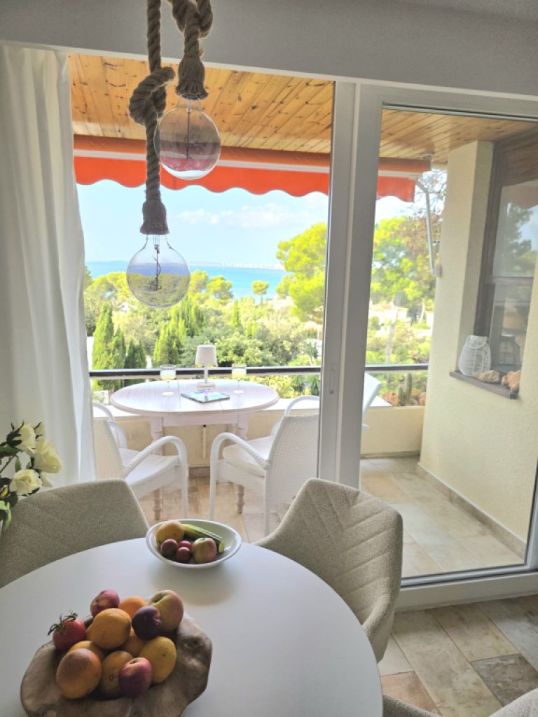 Piso amueblado con vistas al mar disponible de inmediato.