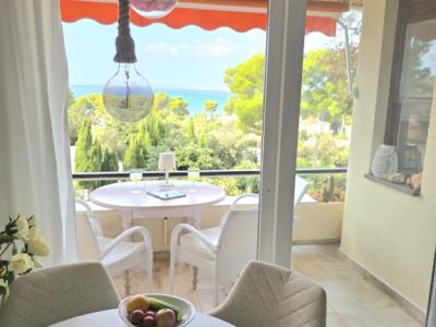 Piso amueblado con vistas al mar disponible de inmediato.