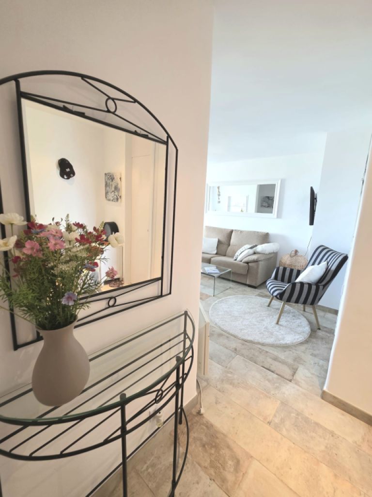 Piso amueblado con vistas al mar disponible de inmediato.