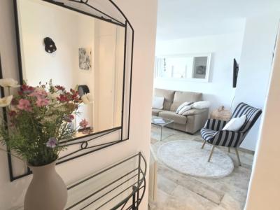 Piso amueblado con vistas al mar disponible de inmediato.