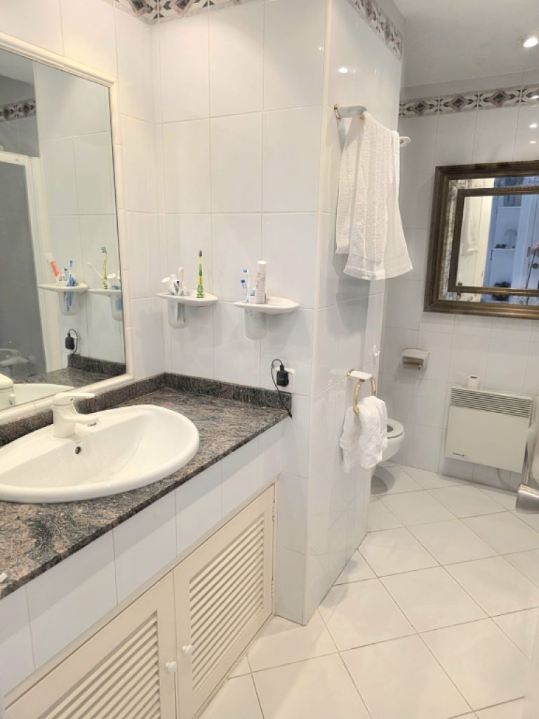 Piso amueblado con vistas al mar disponible de inmediato.